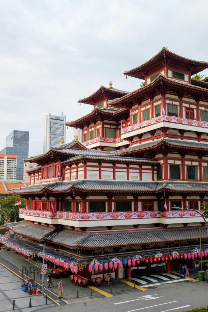 Majestic view of the Buddha Tooth Relic Temple in the heart of Singapore's Chinatown — Tang Dynasty-style Buddhist architecture